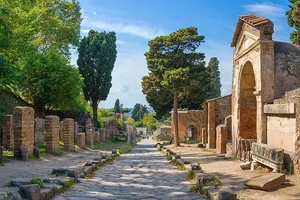 Private day trip to Pompeii and Amalfi coast from Rome