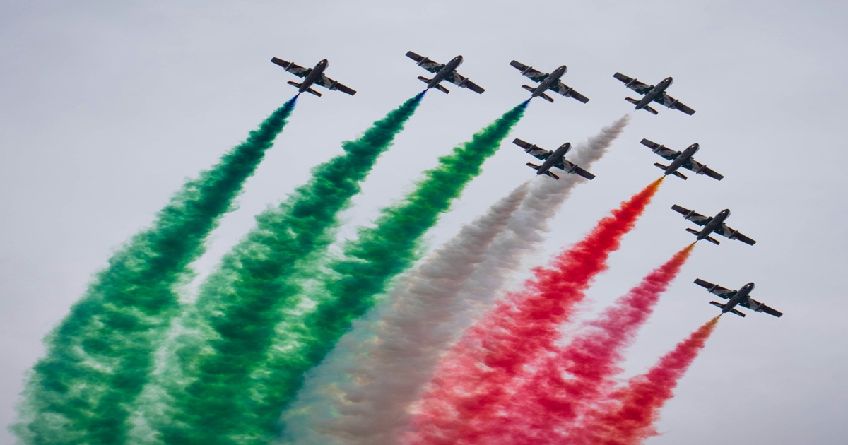 flying airplanes with italy's smoke color